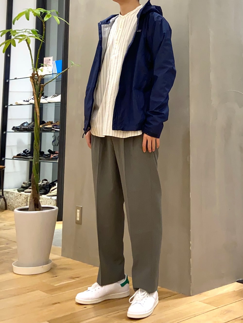 その他のシャツ/ブラウス、ホワイト系のスニーカー、グリーン系のその他パンツを着用したメンズの春コーディネートの3枚目の写真