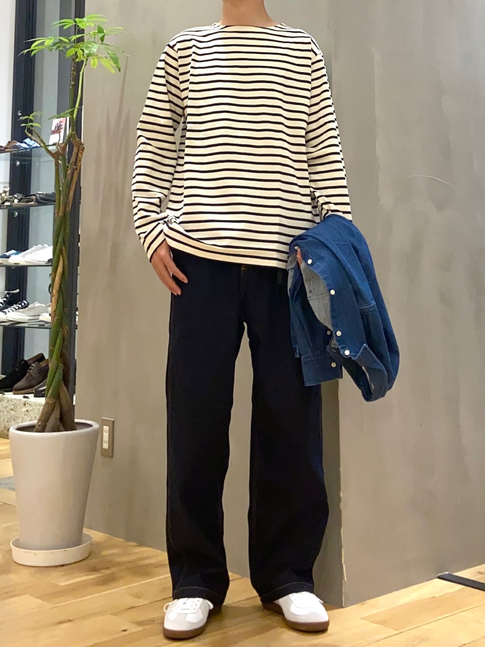 ブルー系のシャツ/ブラウス、ホワイト系のTシャツ/カットソー、ホワイト系のスニーカーを着用したメンズの夏コーディネートの2枚目の写真