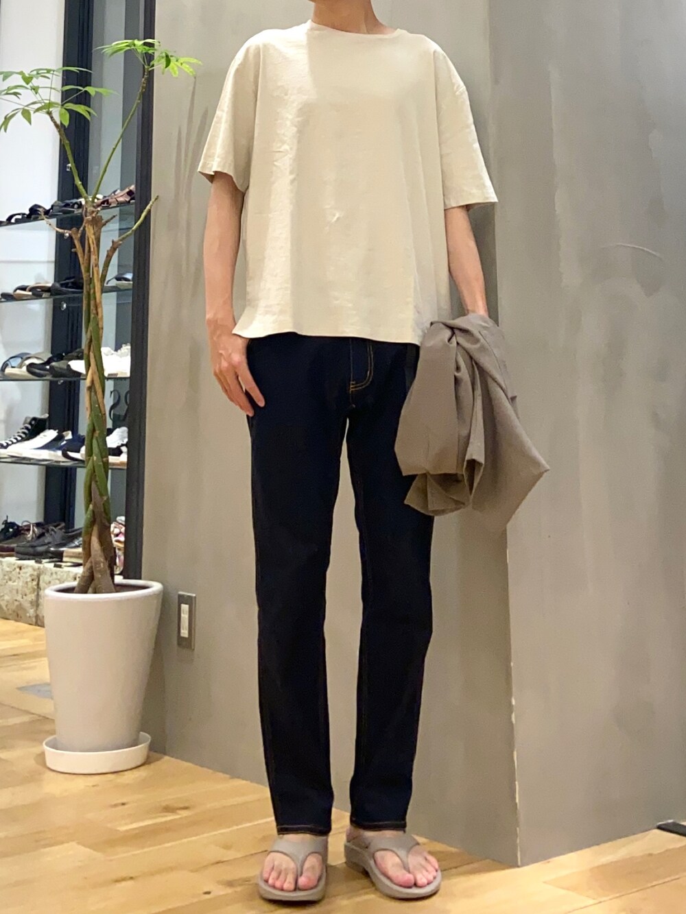ブラウン系のシャツ/ブラウス、ホワイト系のTシャツ/カットソー、ブルー系のその他パンツを着用したメンズの夏コーディネートの2枚目の写真