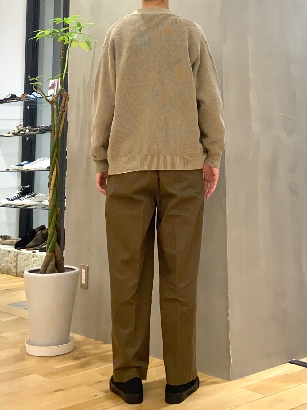 ベージュ系のカーディガン/ボレロ、ホワイト系のTシャツ/カットソー、ブラウン系のその他パンツを着用したメンズの秋コーディネートの4枚目の写真