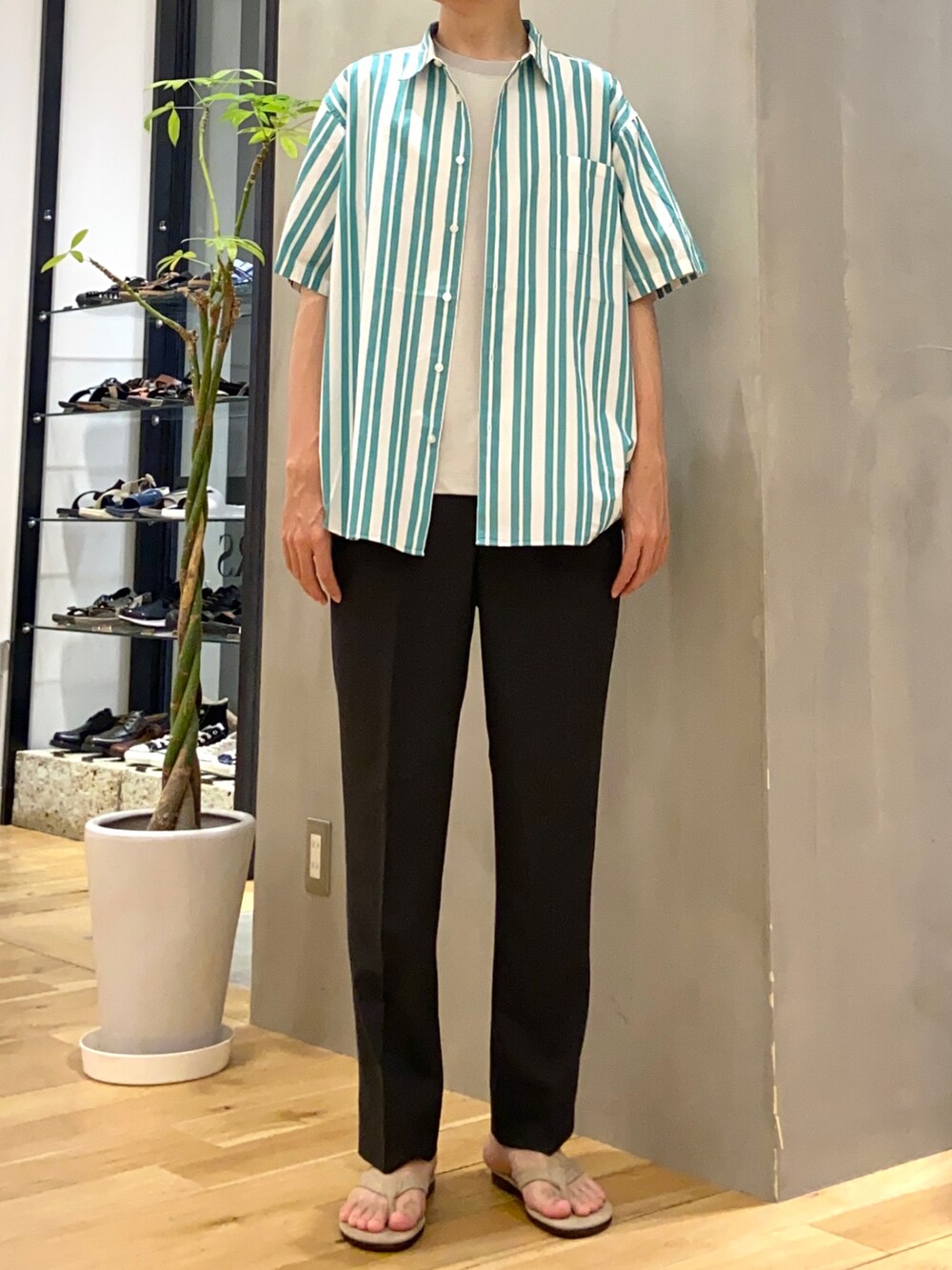 グリーン系のシャツ/ブラウス、ホワイト系のTシャツ/カットソー、グリーン系のその他パンツを着用したメンズの夏コーディネートの4枚目の写真