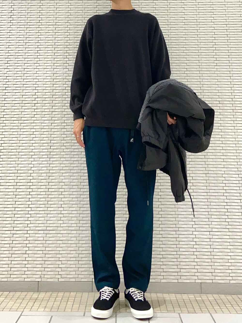 ブラック系のジャケット/アウター、グレー系のニット/セーター、グリーン系のその他パンツを着用したメンズの秋コーディネートの2枚目の写真