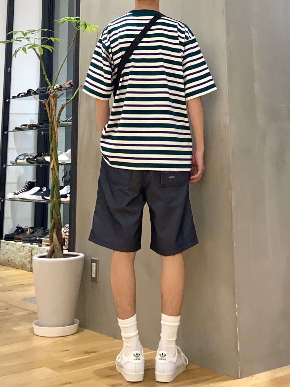 グリーン系のTシャツ/カットソー、ブラック系のショルダーバッグ、ブルー系のその他パンツを着用したメンズの夏コーディネートの3枚目の写真