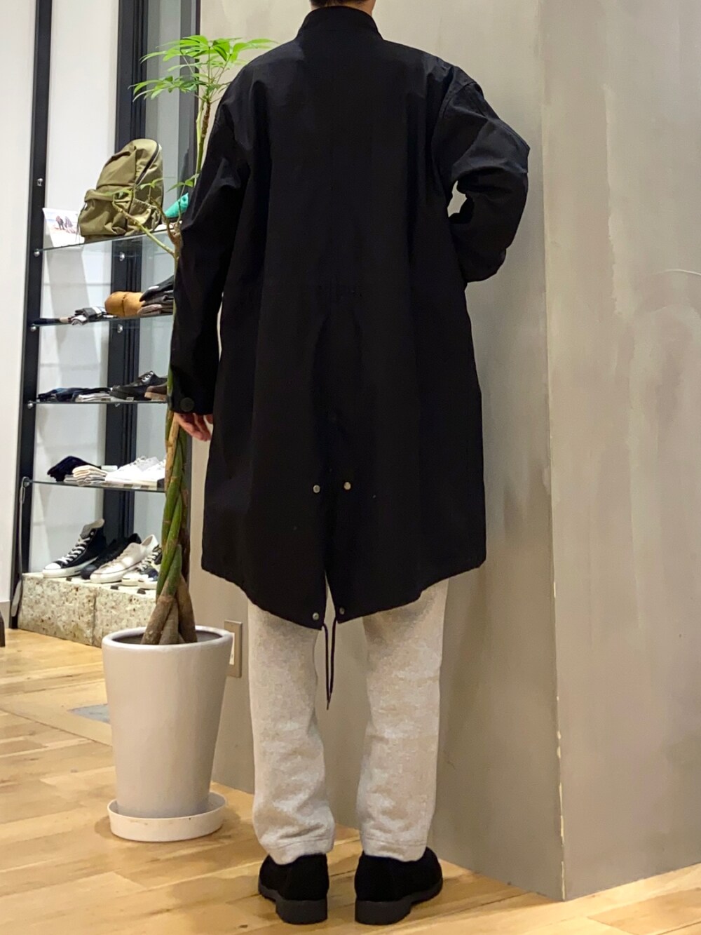 ブラック系のモッズコート、グリーン系のシャツ/ブラウス、ブラック系のその他シューズを着用したメンズの冬コーディネートの3枚目の写真