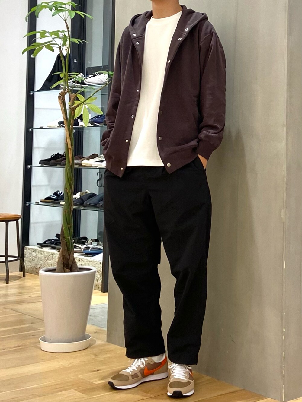 ブラウン系のパーカー、ホワイト系のTシャツ/カットソー、ブラック系のその他パンツを着用したメンズの秋コーディネートの2枚目の写真