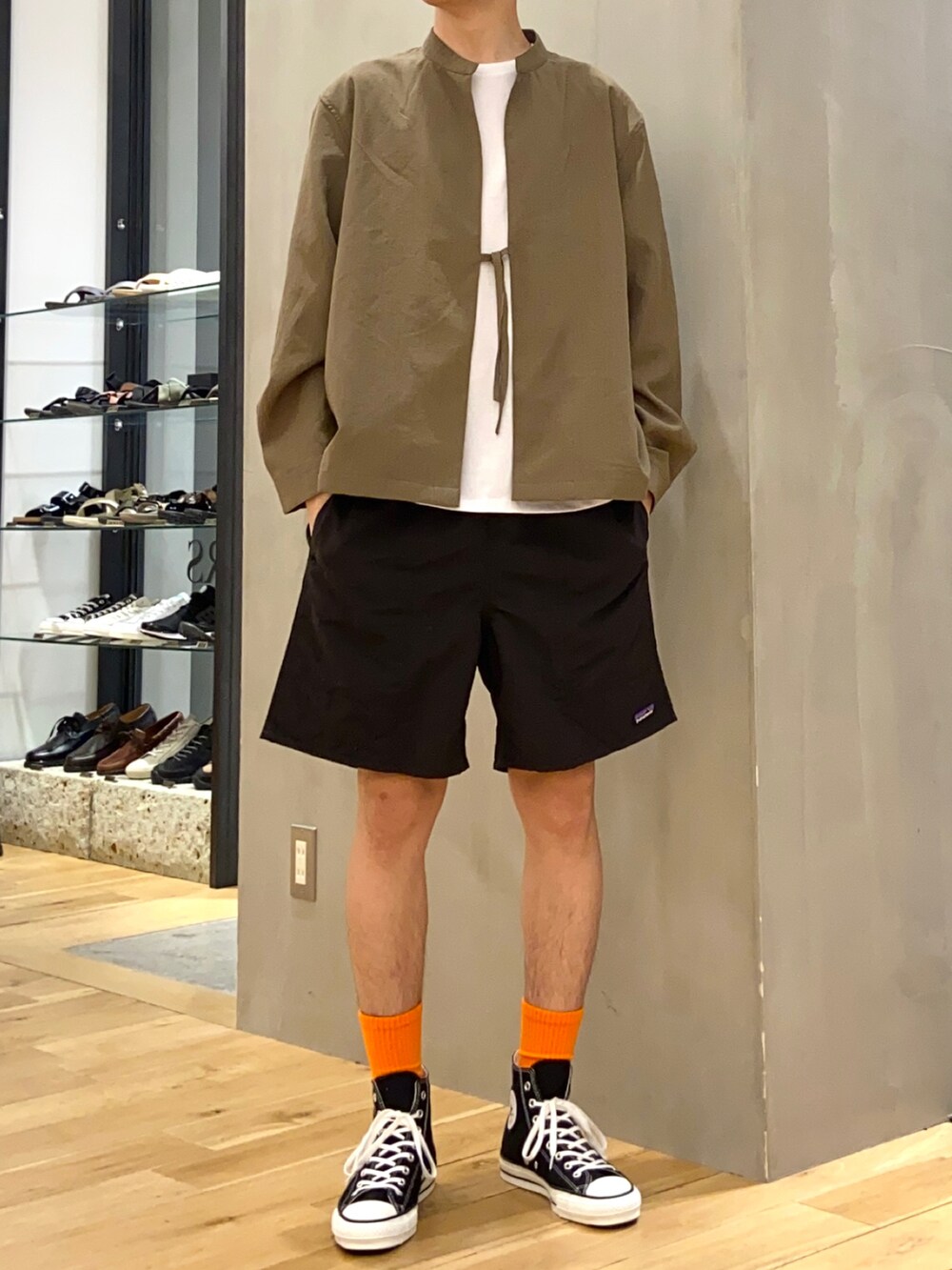 グリーン系のブルゾン、その他のその他、ブラック系のその他を着用したメンズの春コーディネートの4枚目の写真