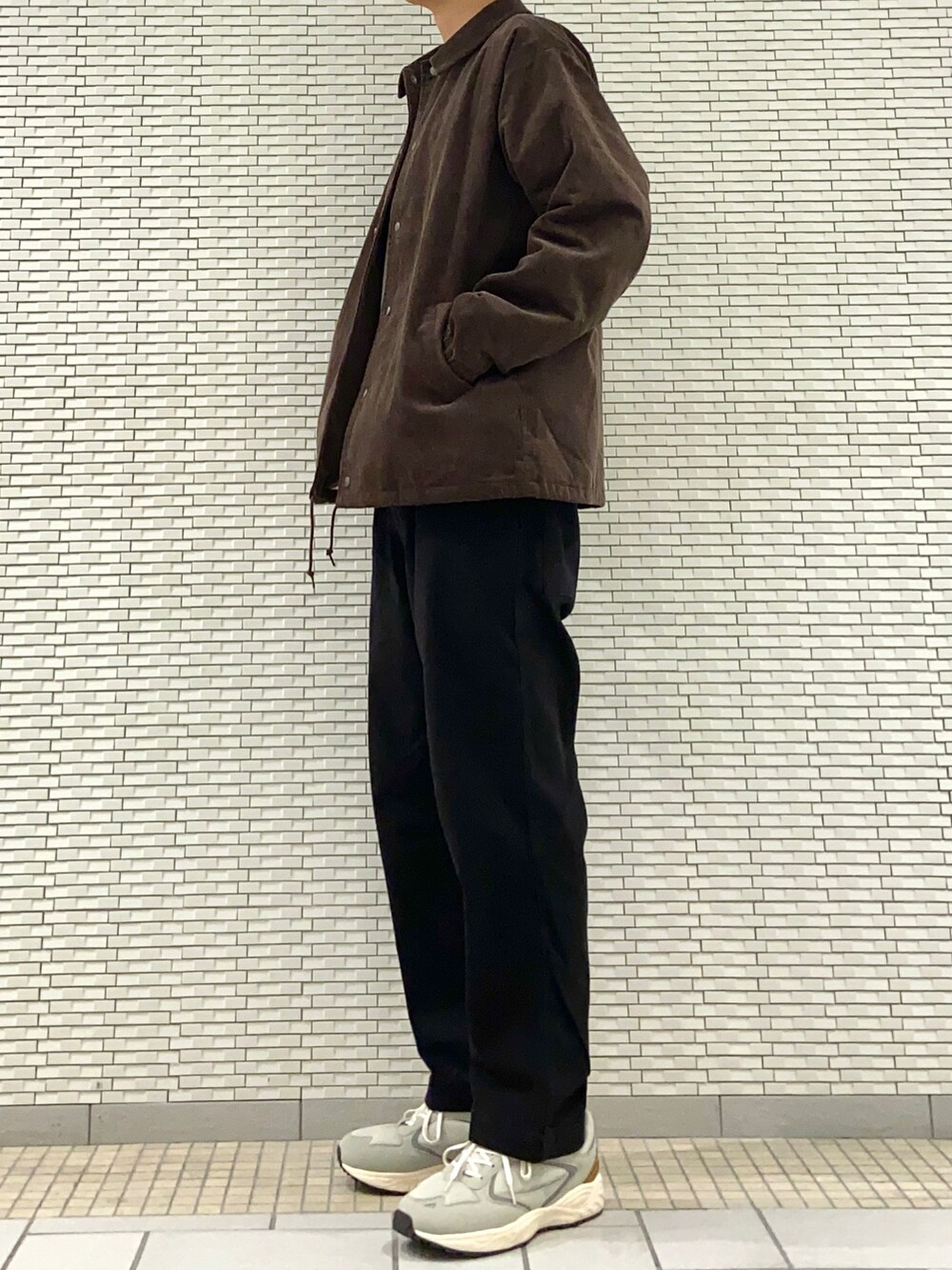 ブラウン系のその他アウター、ベージュ系のTシャツ/カットソー、ブラック系のその他パンツを着用したメンズの冬コーディネートの3枚目の写真