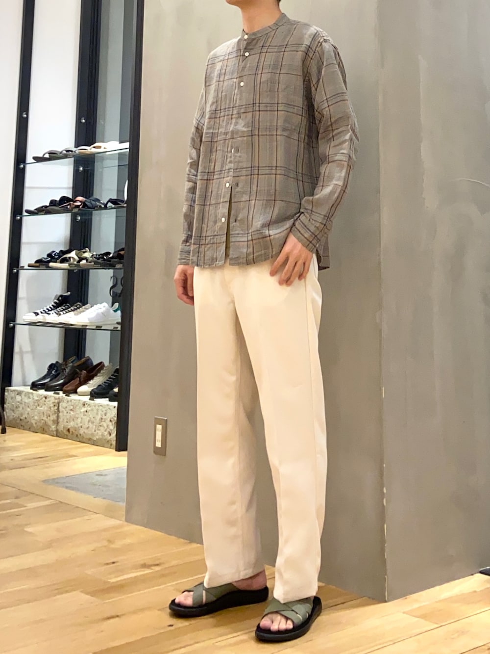 グリーン系のシャツ/ブラウス、ゴールド系のTシャツ/カットソー、ホワイト系のその他パンツを着用したメンズの春コーディネートの3枚目の写真