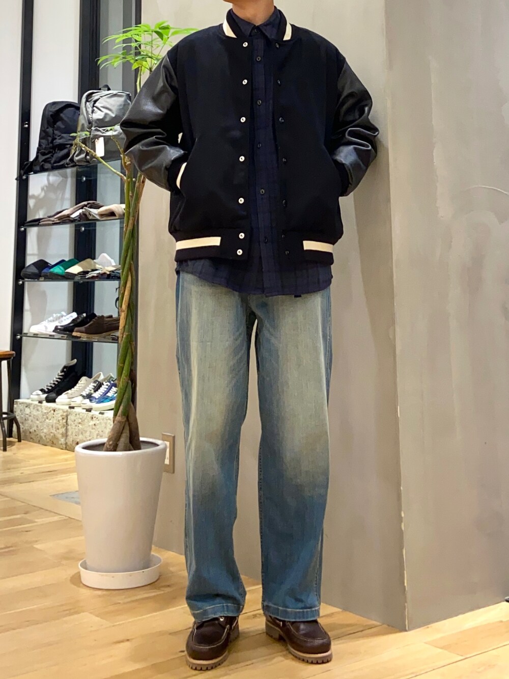 ブラック系のスタジャン、ブラック系のシャツ/ブラウス、ブルー系のその他パンツを着用したメンズの秋コーディネートの3枚目の写真