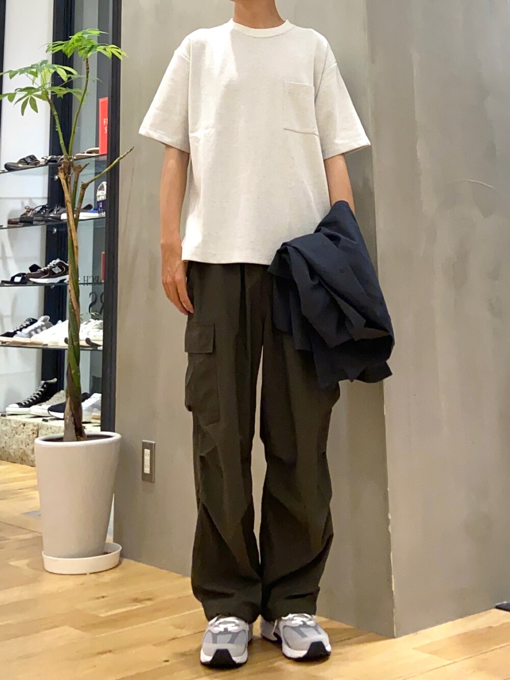 グレー系のシャツ/ブラウス、グレー系のTシャツ/カットソー、グリーン系のカーゴパンツを着用したメンズの秋コーディネートの2枚目の写真