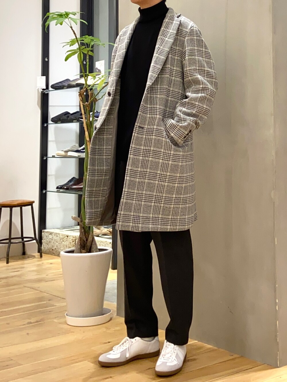 その他のチェスターコート、ブラック系のニット/セーター、グレー系のその他パンツを着用したメンズの冬コーディネートの2枚目の写真