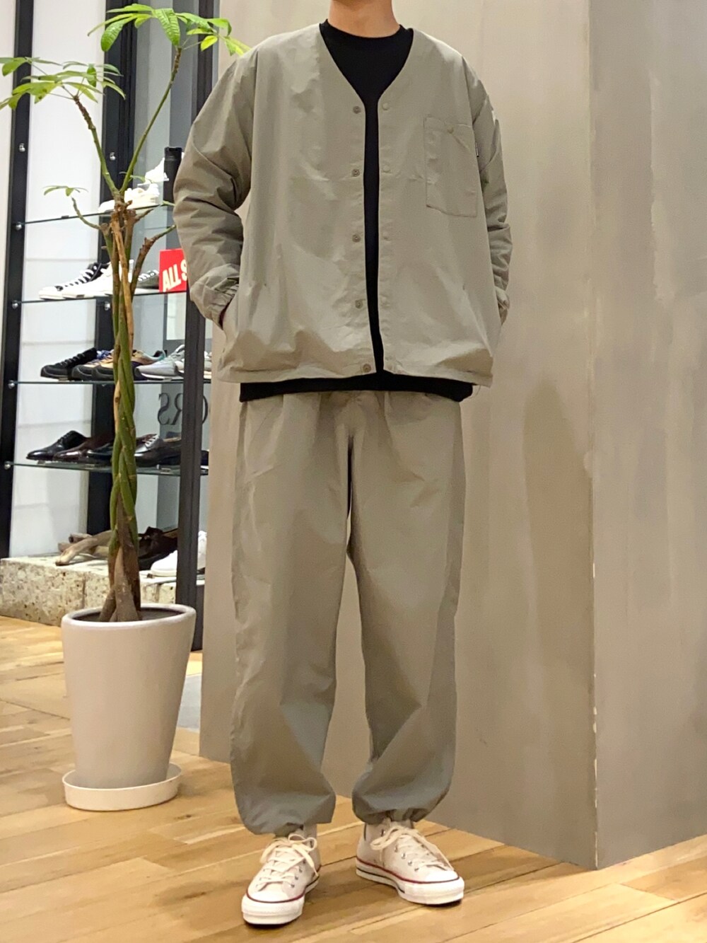 グリーン系のナイロンジャケット、グリーン系のその他パンツ、ブルー系のその他を着用したメンズの春コーディネートの4枚目の写真