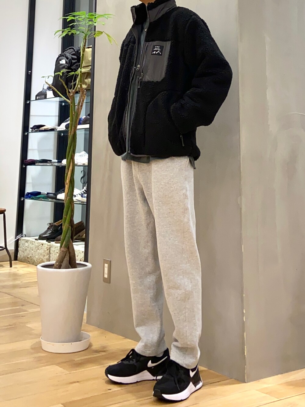 ブラック系のブルゾン、グリーン系のシャツ/ブラウス、グレー系のその他パンツを着用したメンズの冬コーディネートの3枚目の写真