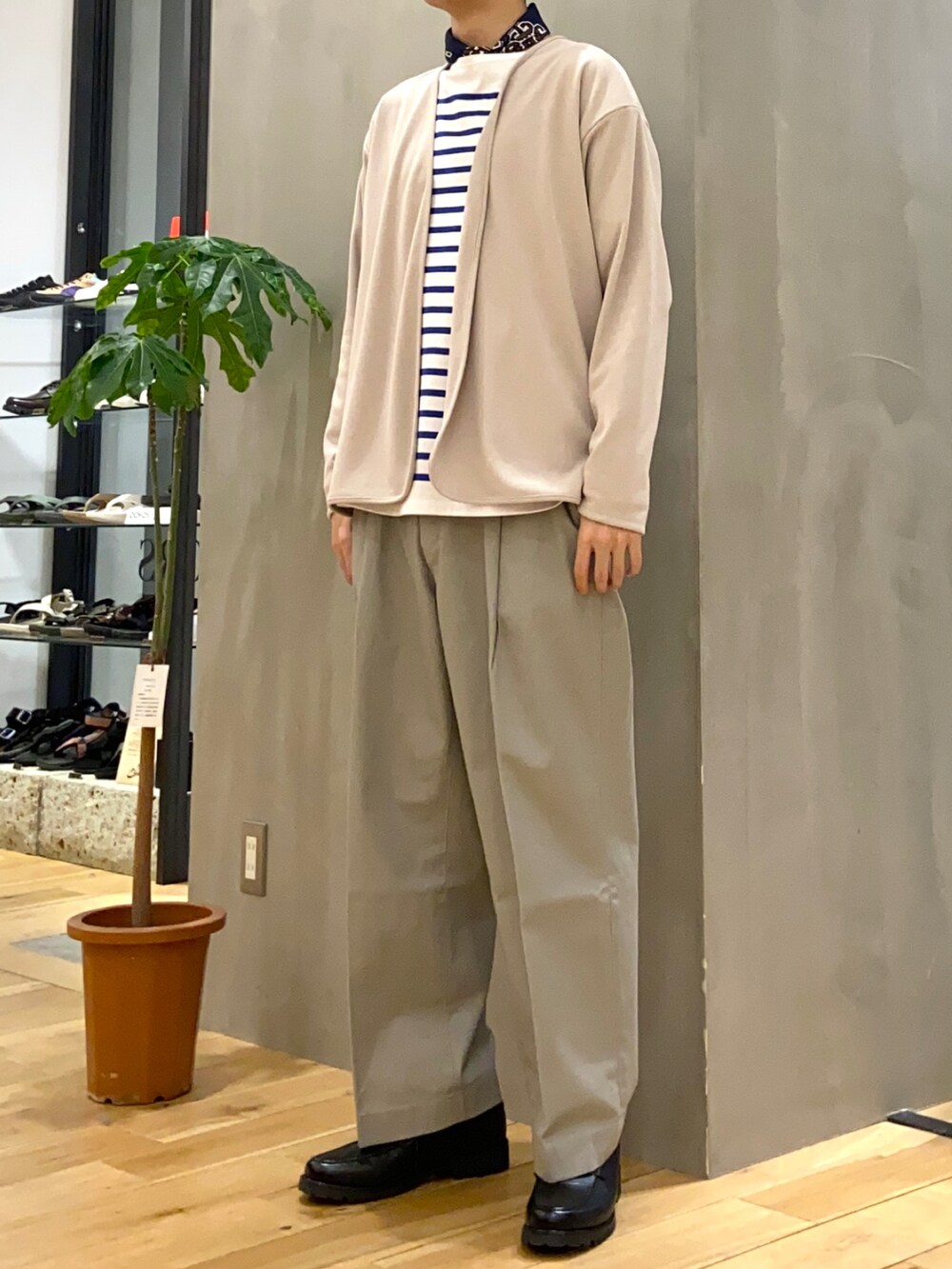 グレー系のカーディガン/ボレロ、ブルー系のTシャツ/カットソー、グレー系のその他パンツを着用したメンズの春コーディネートの3枚目の写真