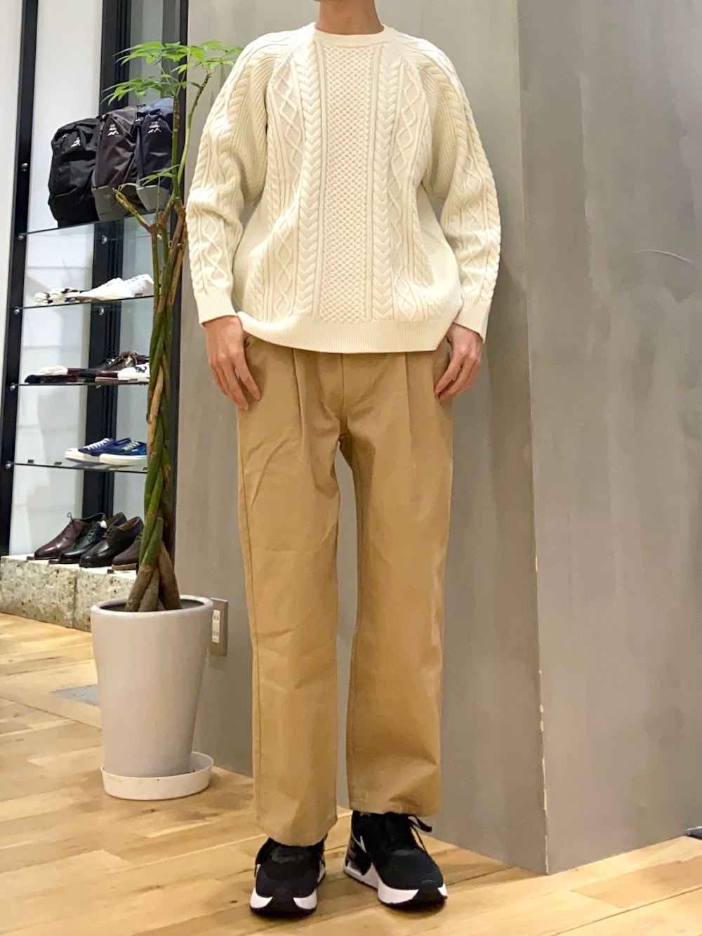ブルー系のその他アウター、ホワイト系のニット/セーター、ベージュ系のその他パンツを着用したメンズの冬コーディネートの2枚目の写真