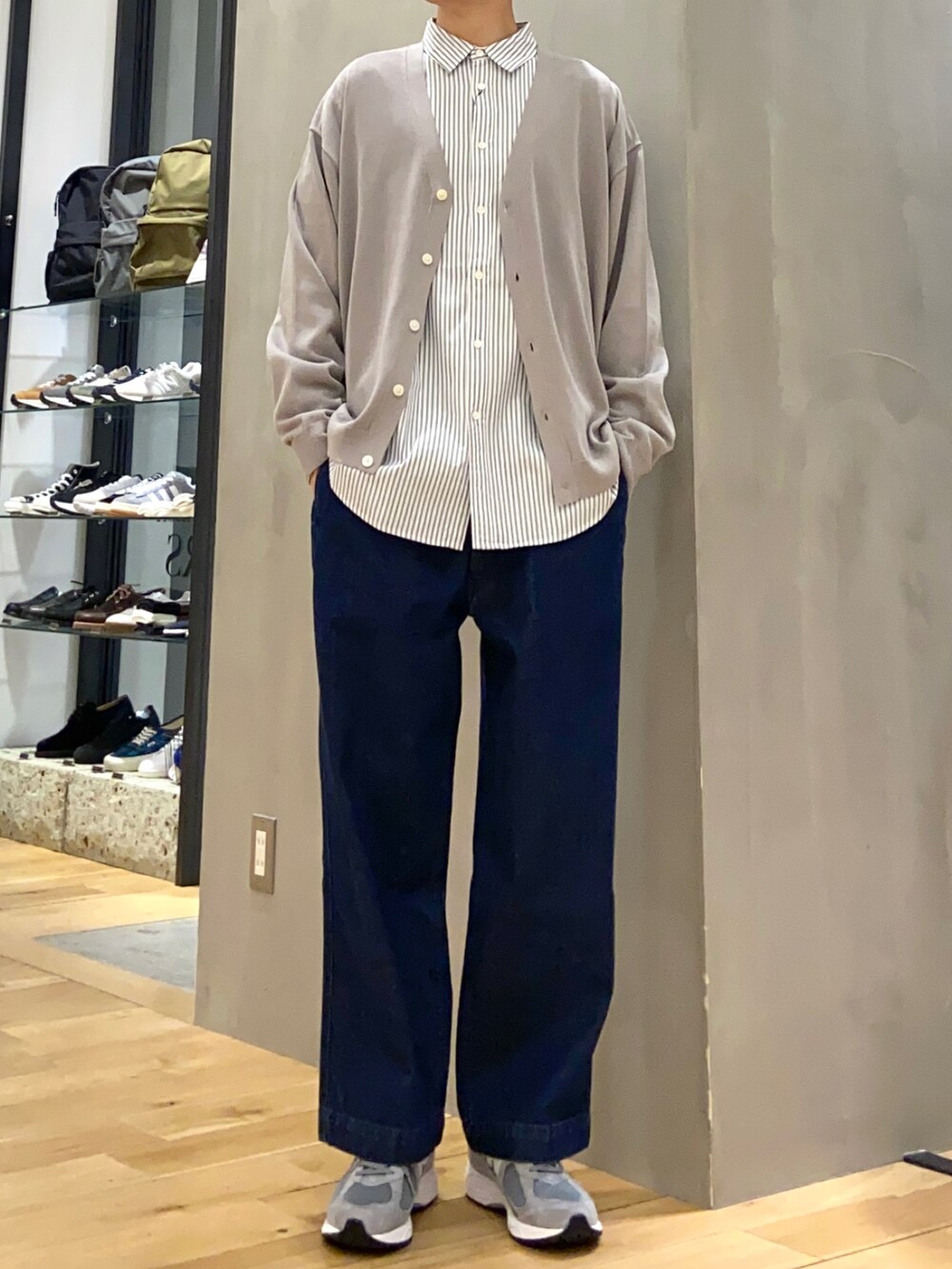 グレー系のカーディガン/ボレロ、ブルー系のシャツ/ブラウス、ブルー系のデニムパンツを着用したメンズの春コーディネートの4枚目の写真