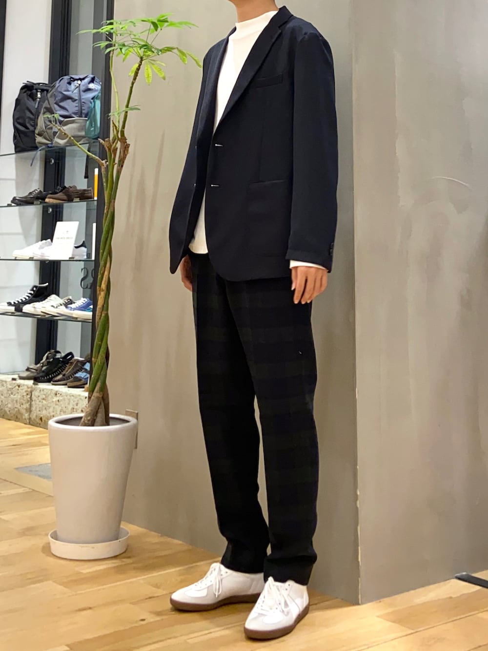 ブルー系のその他アウター、ホワイト系のTシャツ/カットソー、ブラック系のその他パンツを着用したメンズの秋コーディネートの3枚目の写真