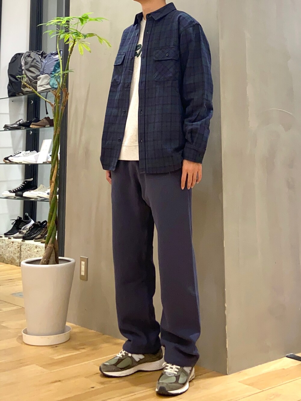 ブラック系のシャツ/ブラウス、ブルー系のその他パンツを着用したメンズの冬コーディネートの2枚目の写真