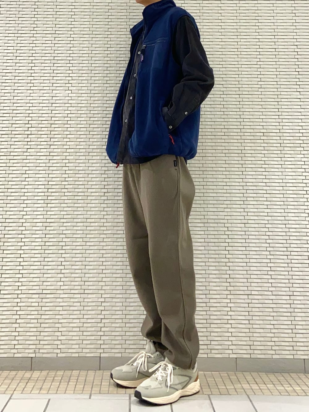 ブルー系のベスト、ブラック系のシャツ/ブラウス、ブラウン系のその他パンツを着用したメンズの秋コーディネートの2枚目の写真