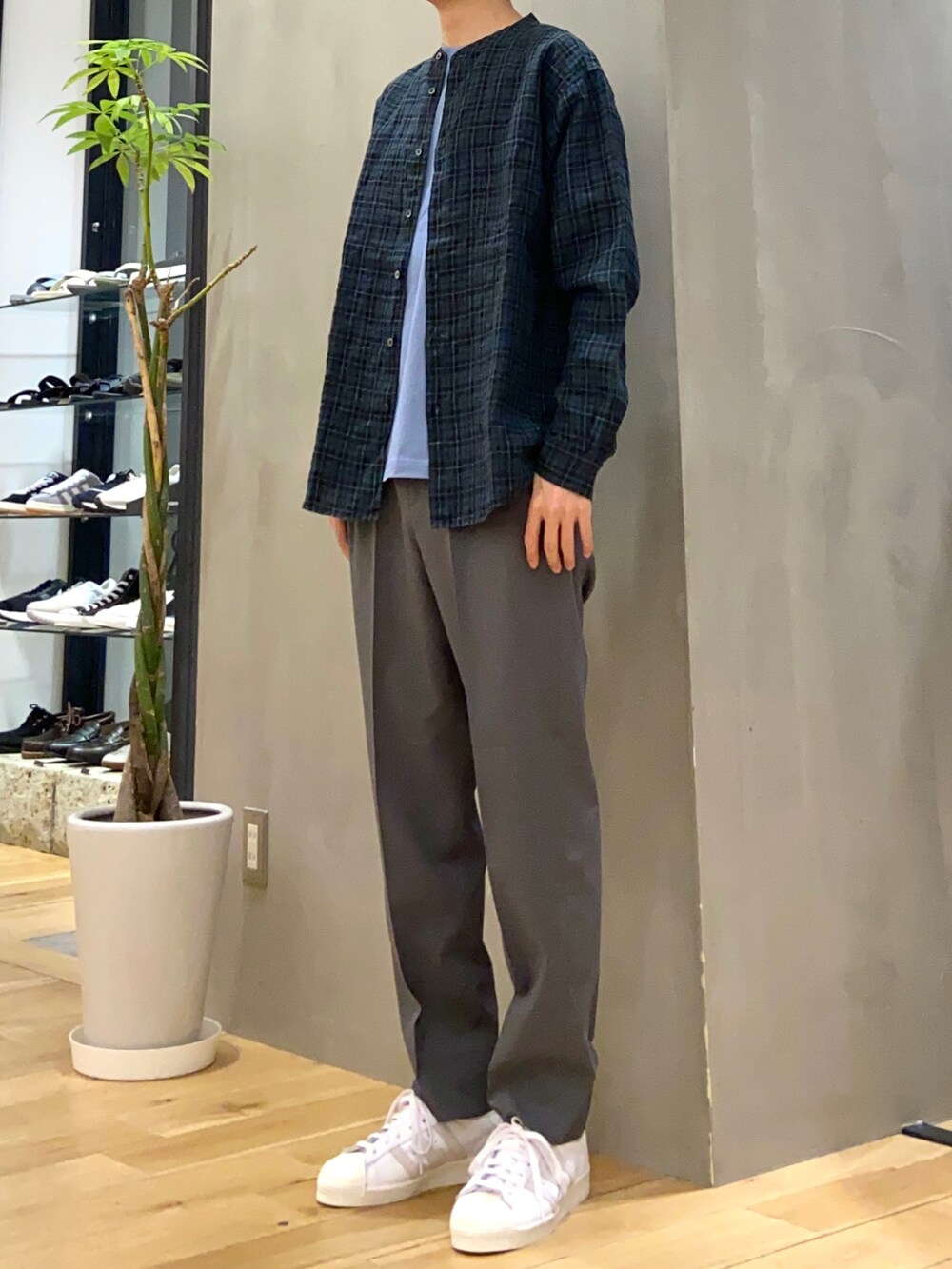 グリーン系のシャツ/ブラウス、ブルー系のTシャツ/カットソー、グレー系のその他パンツを着用したメンズの春コーディネートの3枚目の写真