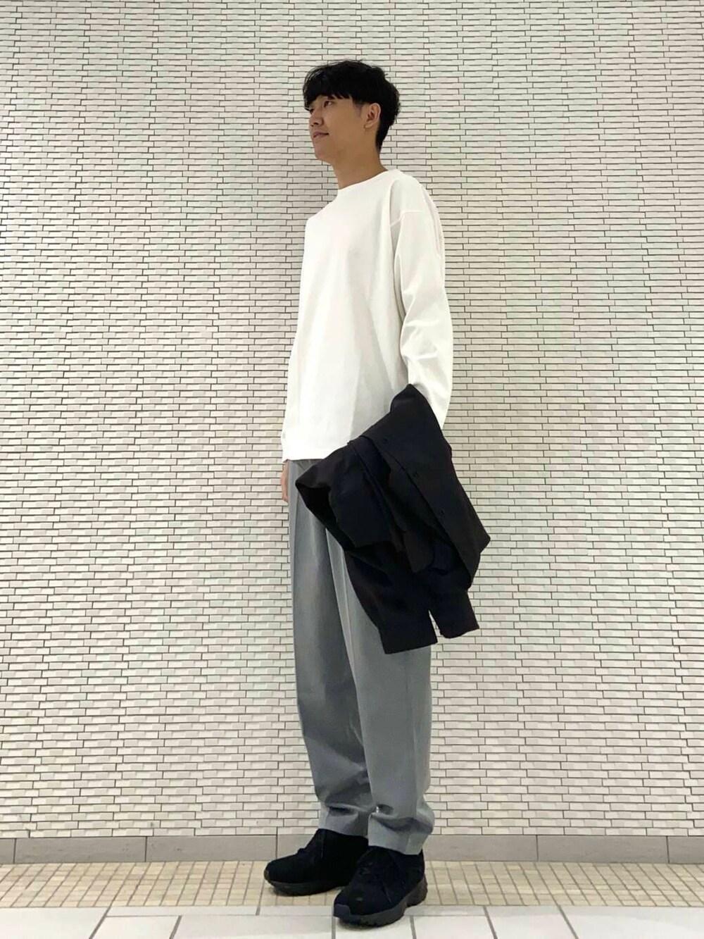 ブラック系のスニーカー、グレー系のその他パンツ、ホワイト系のTシャツ/カットソーを着用したメンズの夏コーディネートの2枚目の写真