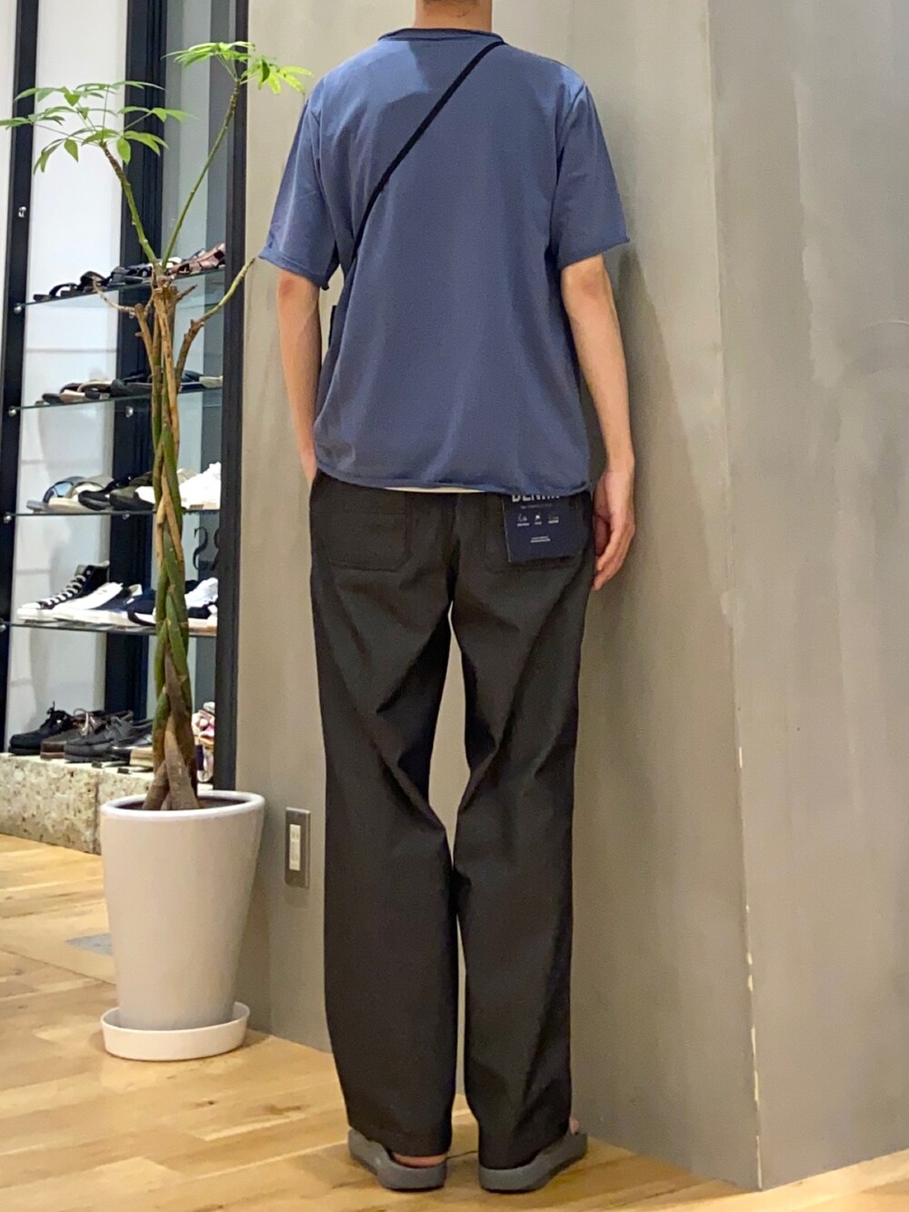ブルー系のTシャツ/カットソー、ブラック系のその他パンツ、グレー系のサンダルを着用したメンズの夏コーディネートの3枚目の写真