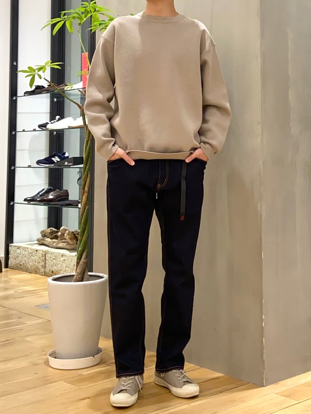 ベージュ系のニット/セーター、ブルー系のその他パンツ、グレー系のスニーカーを着用したメンズの冬コーディネートの3枚目の写真