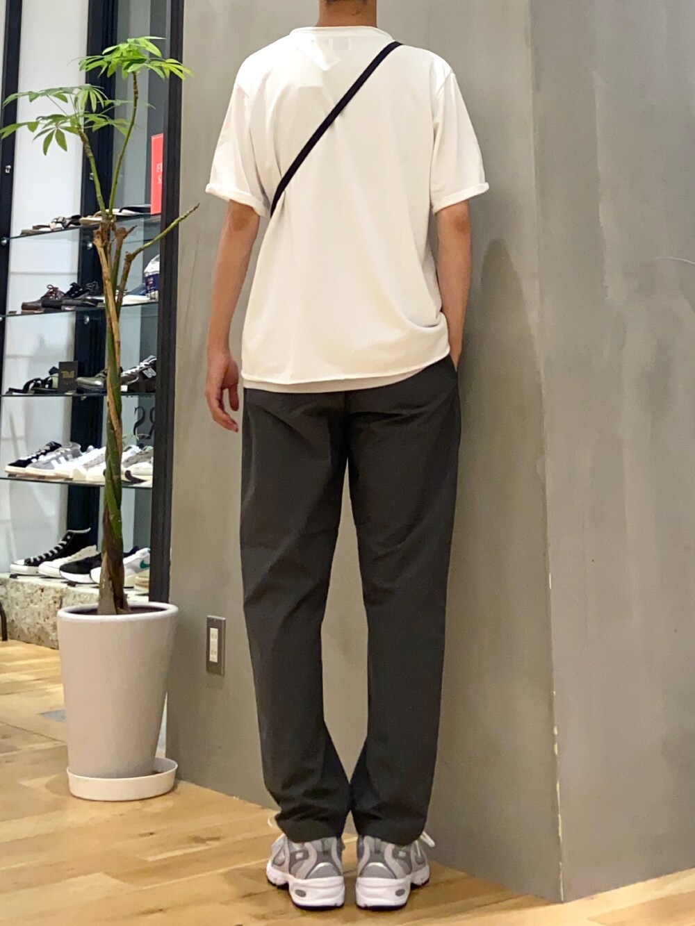 ホワイト系のTシャツ/カットソー、ブラック系のバッグ、グレー系のTシャツ/カットソーを着用したメンズの夏コーディネートの3枚目の写真