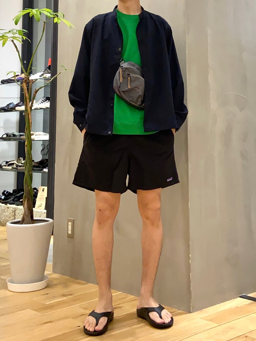 ブルー系のブルゾン、グリーン系のTシャツ/カットソー、グレー系のショルダーバッグを着用したメンズの春コーディネートの4枚目の写真