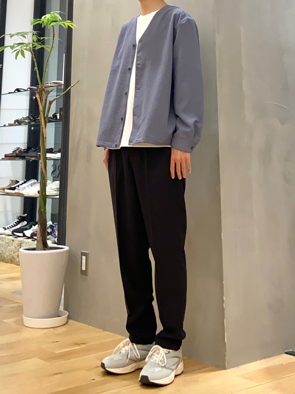 ブルー系のジャケット/アウター、ホワイト系のTシャツ/カットソー、ブラック系のその他パンツを着用したメンズの秋コーディネートの2枚目の写真