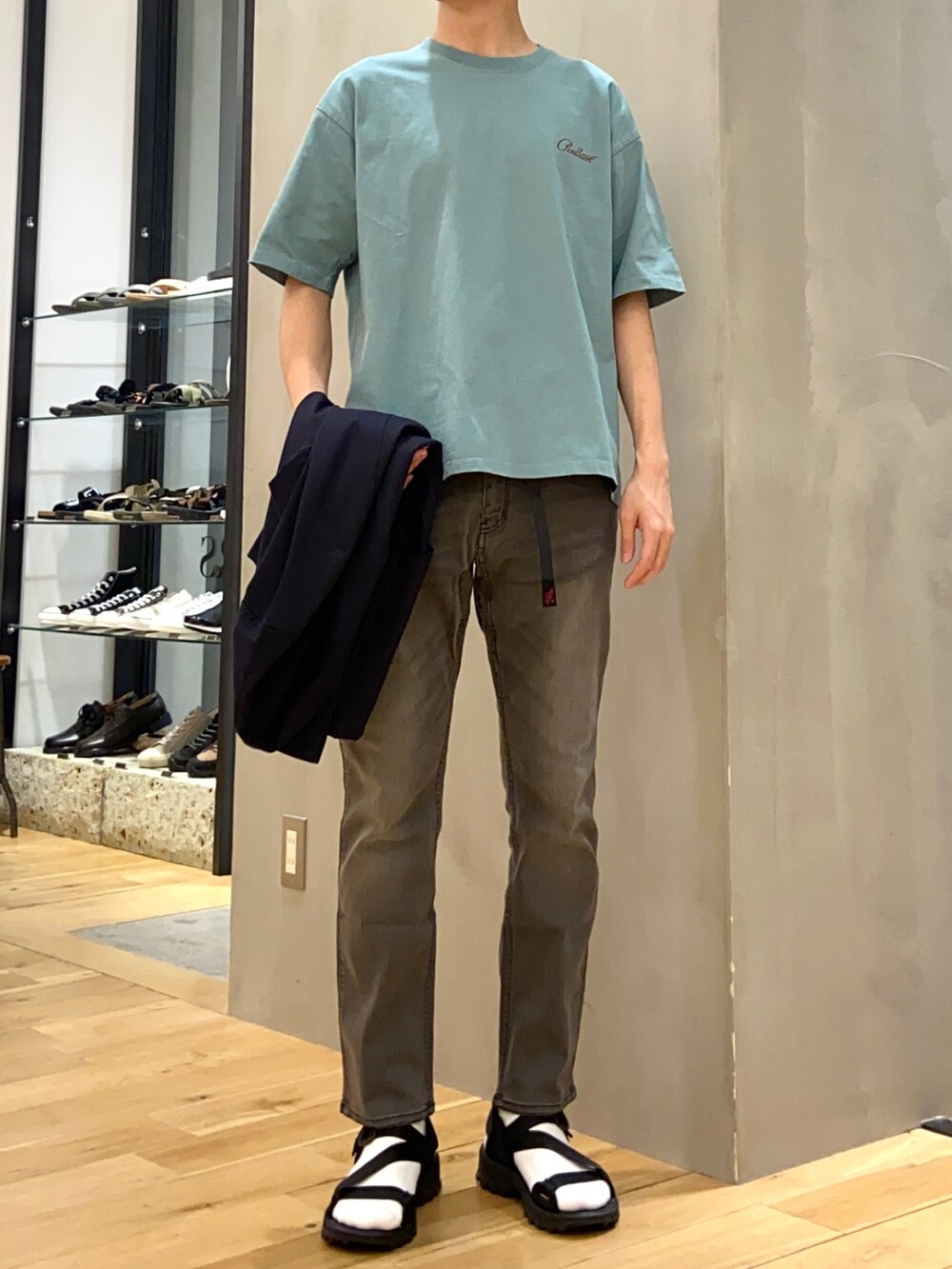 ブルー系のシャツ/ブラウス、グリーン系のTシャツ/カットソー、ブラック系のその他パンツを着用したメンズの春コーディネートの2枚目の写真