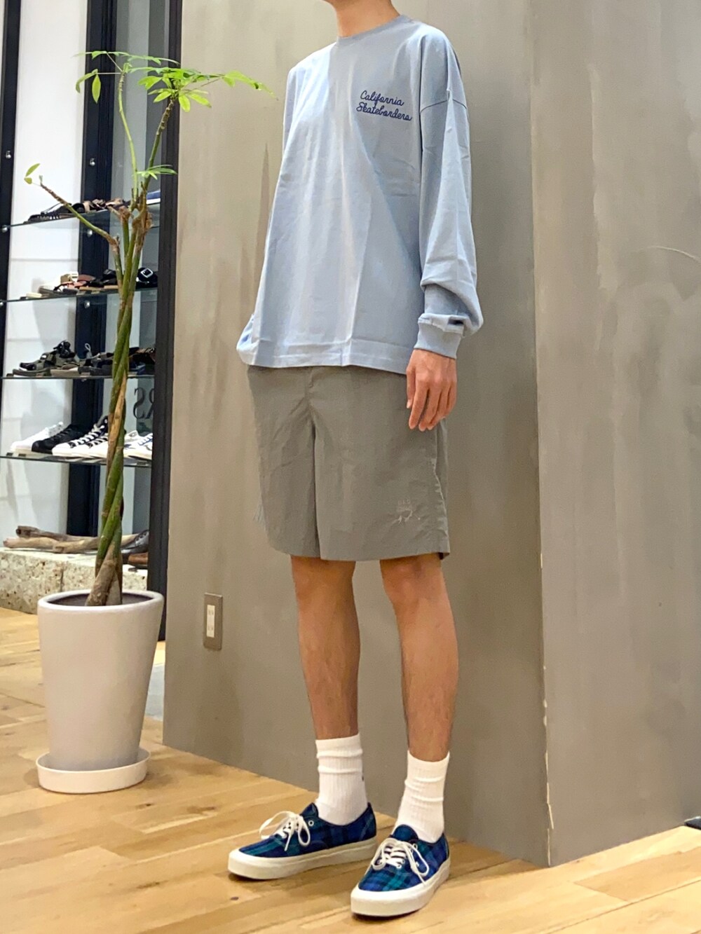 ブルー系のTシャツ/カットソー、グレー系のその他パンツを着用したメンズの夏コーディネートの2枚目の写真