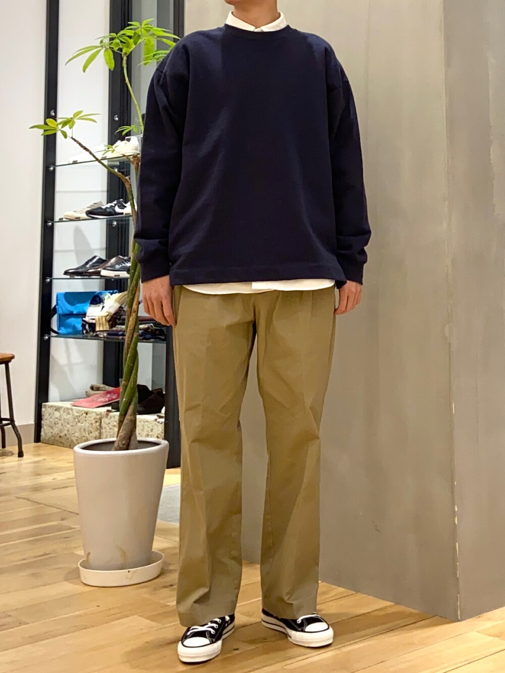 グレー系のスウェット、ホワイト系のシャツ/ブラウス、ベージュ系のその他パンツを着用したメンズの冬コーディネートの2枚目の写真