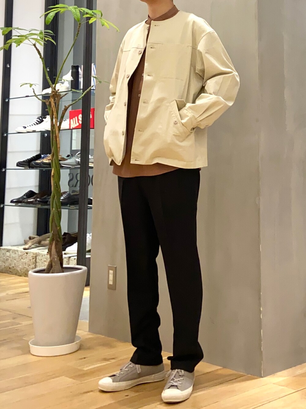 ベージュ系のブルゾン、ブラウン系のシャツ/ブラウス、グレー系のスニーカーを着用したメンズの春コーディネートの3枚目の写真
