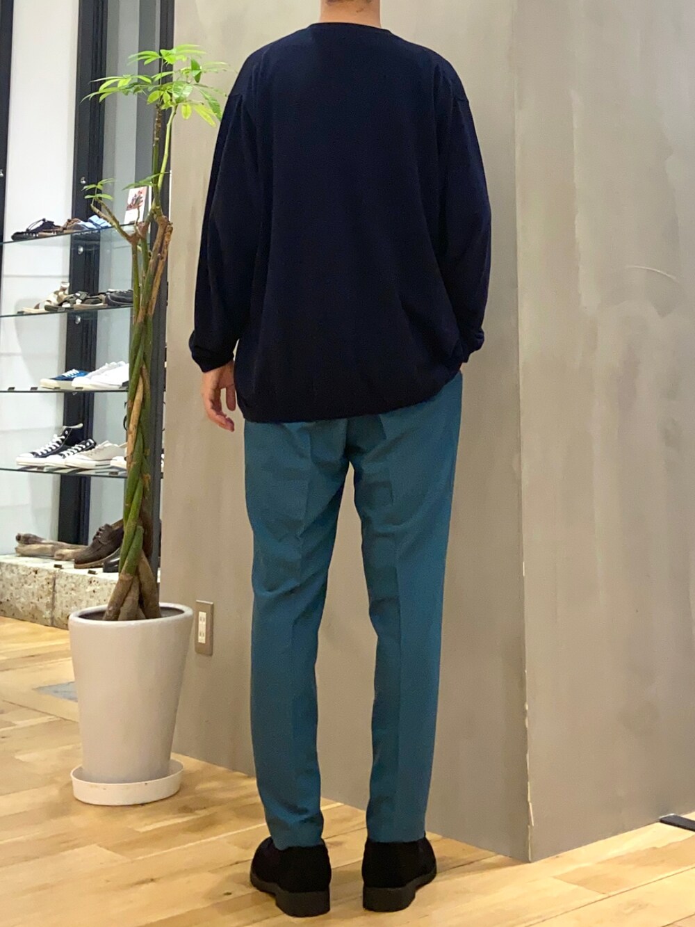 ブルー系のカーディガン/ボレロ、ベージュ系のTシャツ/カットソー、グリーン系のその他パンツを着用したメンズの秋コーディネートの4枚目の写真