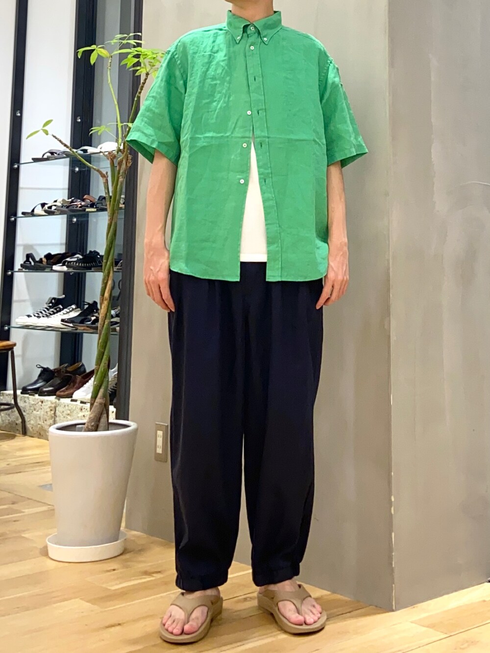 グリーン系のシャツ/ブラウス、ホワイト系のTシャツ/カットソー、ブルー系のその他パンツを着用したメンズの夏コーディネートの3枚目の写真