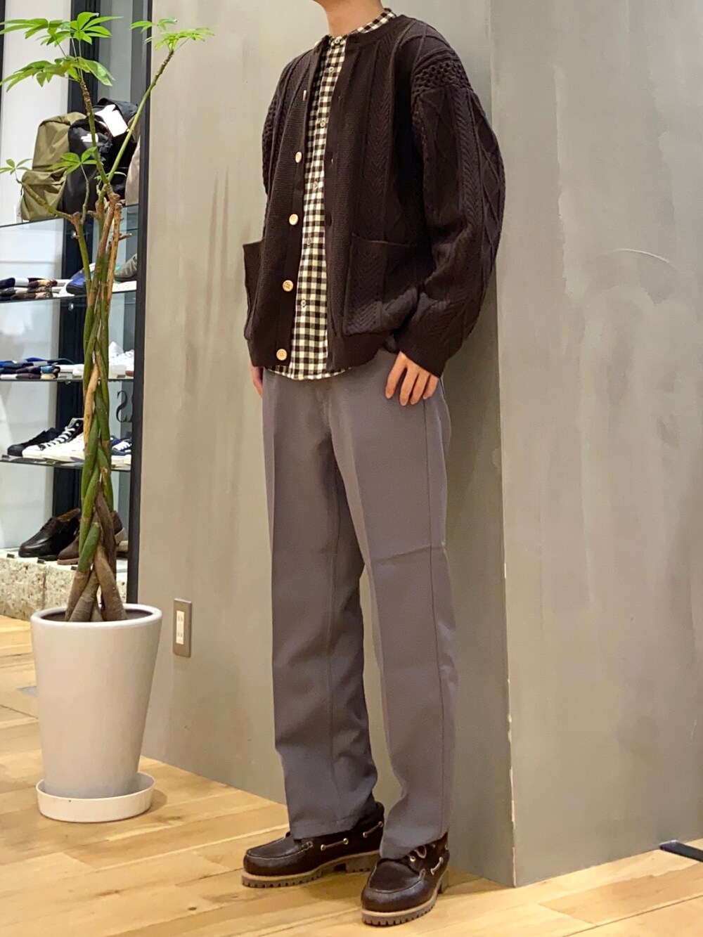 ブラウン系のカーディガン/ボレロ、その他のシャツ/ブラウス、ブラウン系のスニーカーを着用したメンズの冬コーディネートの2枚目の写真