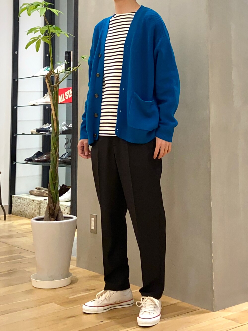ブルー系のカーディガン/ボレロ、ブルー系のTシャツ/カットソー、ブラック系のその他パンツを着用したメンズの春コーディネートの2枚目の写真