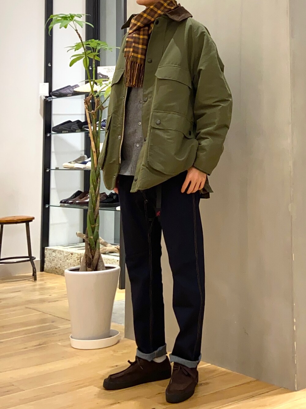 グリーン系のその他アウター、グレー系のシャツ/ブラウス、ブルー系のその他パンツを着用したメンズの冬コーディネートの4枚目の写真