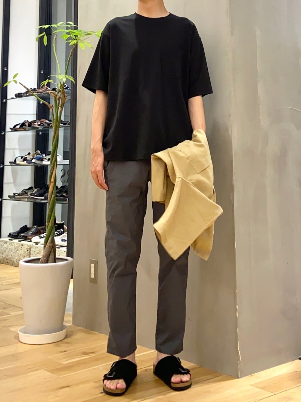 イエロー系のシャツ/ブラウス、ブラック系のTシャツ/カットソー、グレー系のその他パンツを着用したメンズの夏コーディネートの2枚目の写真