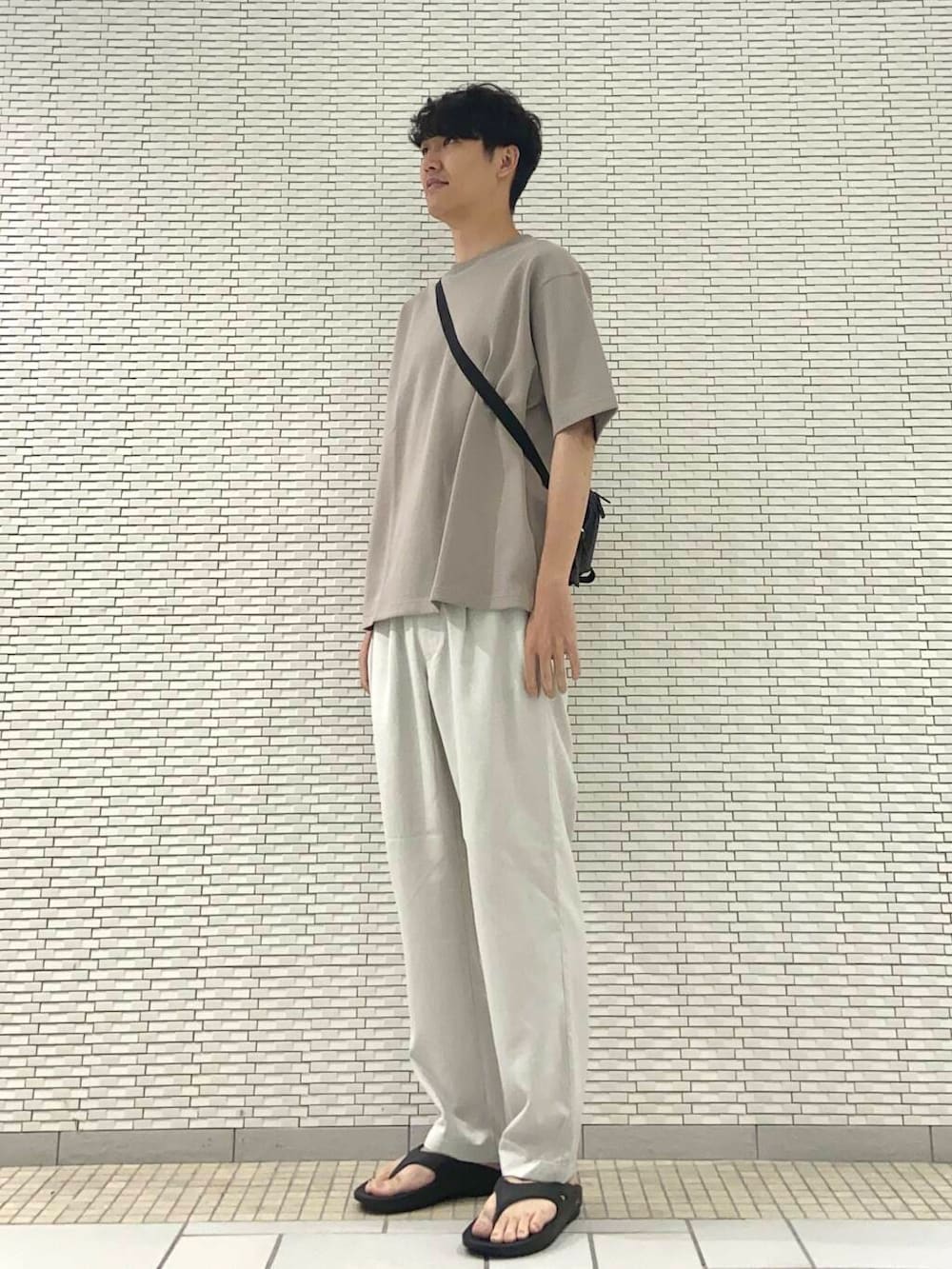 ブラウン系のTシャツ/カットソー、ブラック系のサンダル、ホワイト系のその他パンツを着用したメンズの夏コーディネートの2枚目の写真
