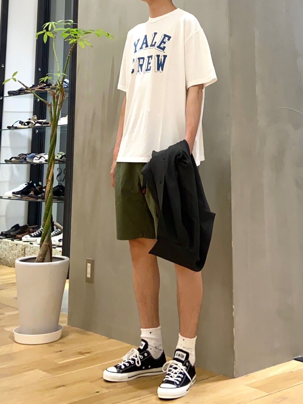 グリーン系のシャツ/ブラウス、ホワイト系のTシャツ/カットソー、グリーン系のその他パンツを着用したメンズの夏コーディネートの4枚目の写真