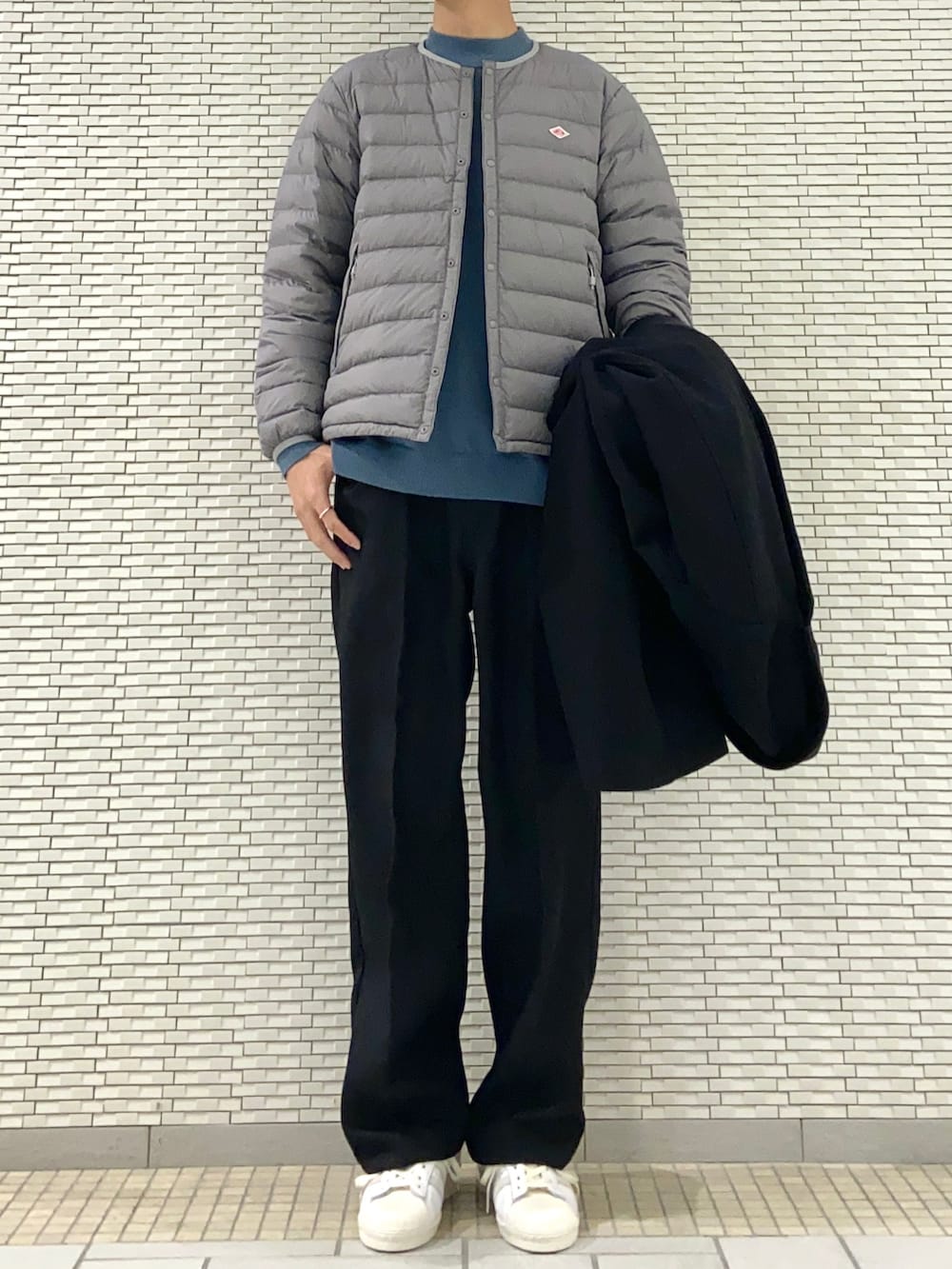 ブラック系のその他アウター、ブルー系のニット/セーター、ブラック系のその他パンツを着用したメンズの冬コーディネートの2枚目の写真