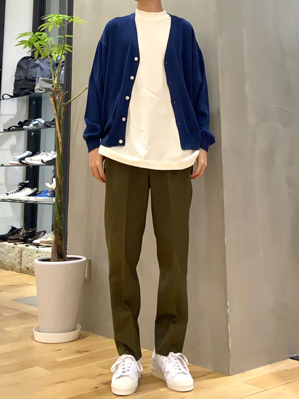 ブルー系のカーディガン/ボレロ、ホワイト系のTシャツ/カットソー、グリーン系のその他パンツを着用したメンズの春コーディネートの4枚目の写真