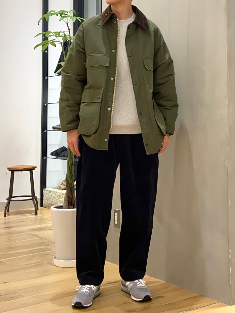 グリーン系のその他アウター、グレー系のスウェット、ブルー系のその他パンツを着用したメンズの秋コーディネートの3枚目の写真