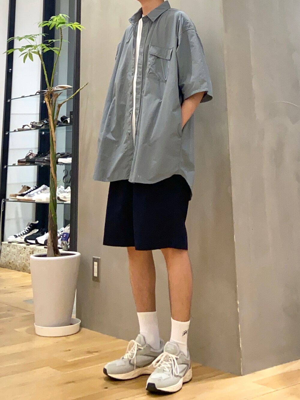 グレー系のシャツ/ブラウス、ホワイト系のTシャツ/カットソー、ブルー系のその他パンツを着用したメンズの夏コーディネートの3枚目の写真