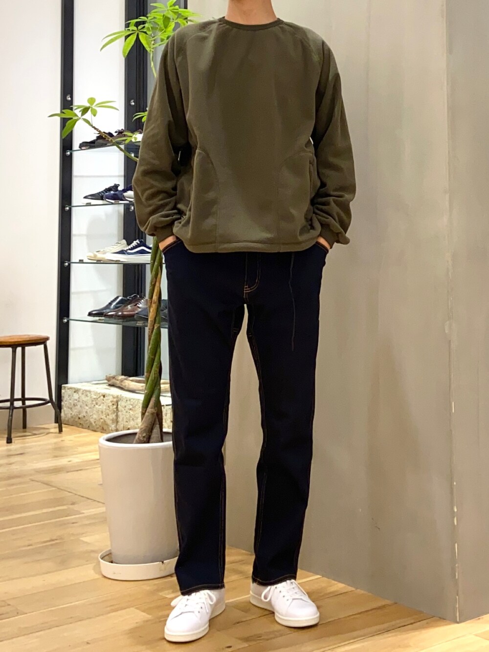 ベージュ系のダウンジャケット/コート、グリーン系のその他トップス、ブルー系のその他パンツを着用したメンズの冬コーディネートの2枚目の写真