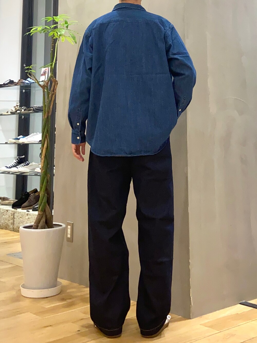 ブルー系のシャツ/ブラウス、ホワイト系のTシャツ/カットソー、ホワイト系のスニーカーを着用したメンズの夏コーディネートの4枚目の写真