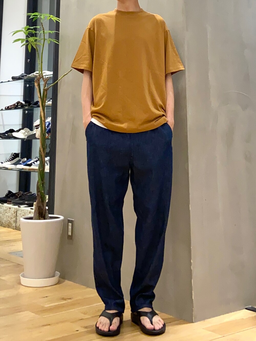 イエロー系のTシャツ/カットソー、ホワイト系のタンクトップ、ブルー系のデニムパンツを着用したメンズの春コーディネートの3枚目の写真