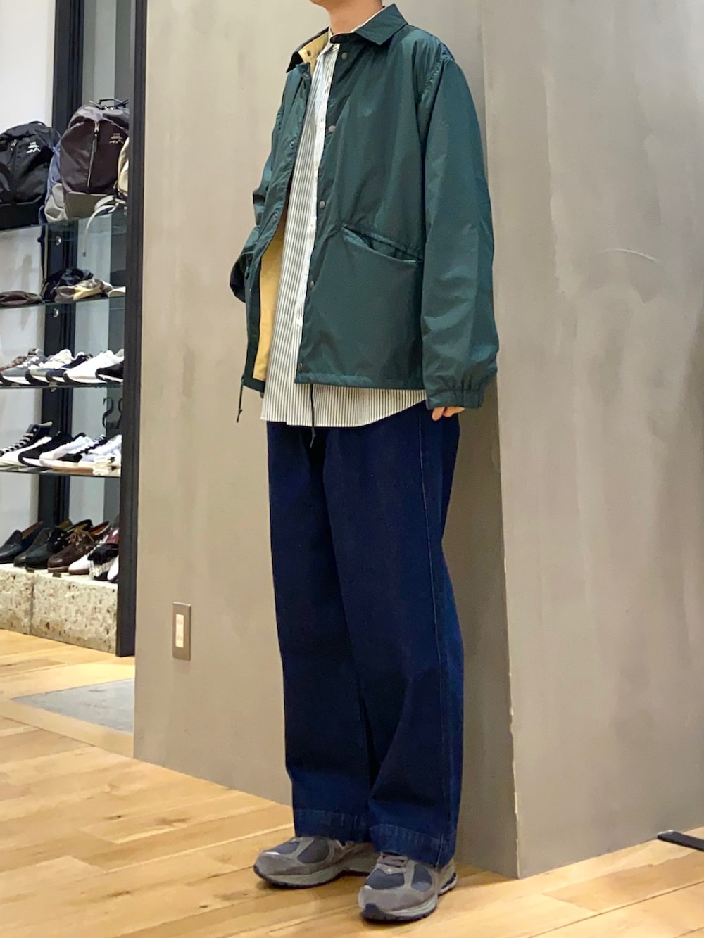 グリーン系のシャツ/ブラウス、ブルー系のデニムパンツを着用したメンズの春コーディネートの3枚目の写真